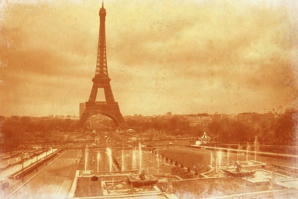 Torre di Parigi e belle fontane e navi