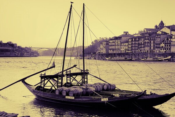 Vieille photo en noir et blanc bateau sur fond de ville