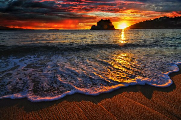 Coucher de soleil sur la côte de l iplage sauvage