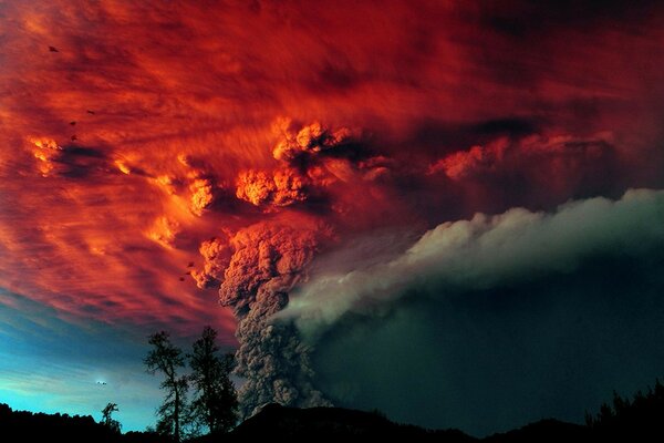 Volcán erupción árboles ceniza cielo rojo