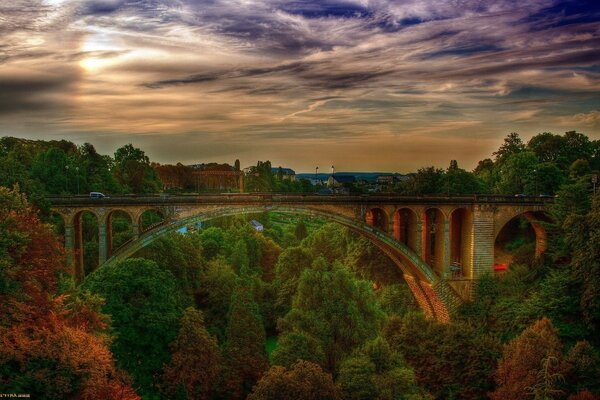 Pont architectural sur fond de coucher de soleil