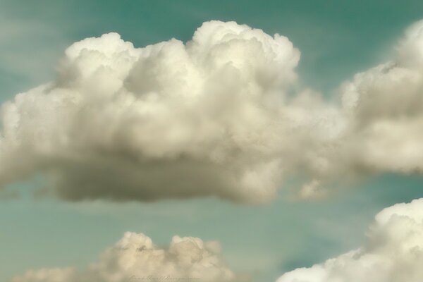 Nubes blancas en el cielo azul