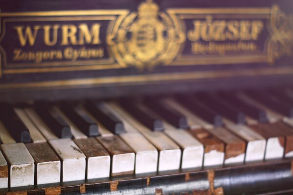 Piano Vintage con teclas desgastadas