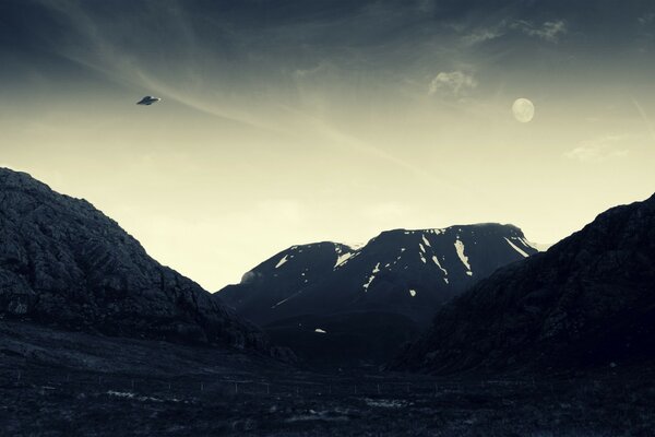 Aliens dans les montagnes de neige Lune