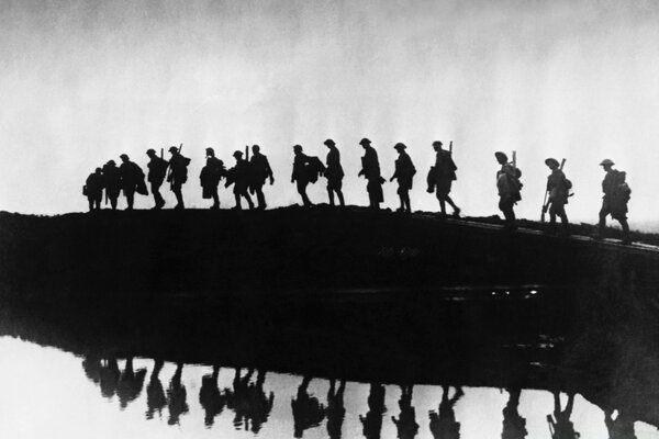 Grupo de turistas junto al río fotografía en blanco y negro