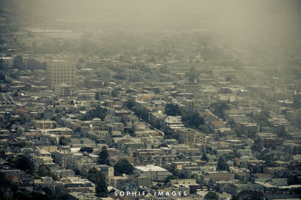 Ciudad en la niebla de otoño