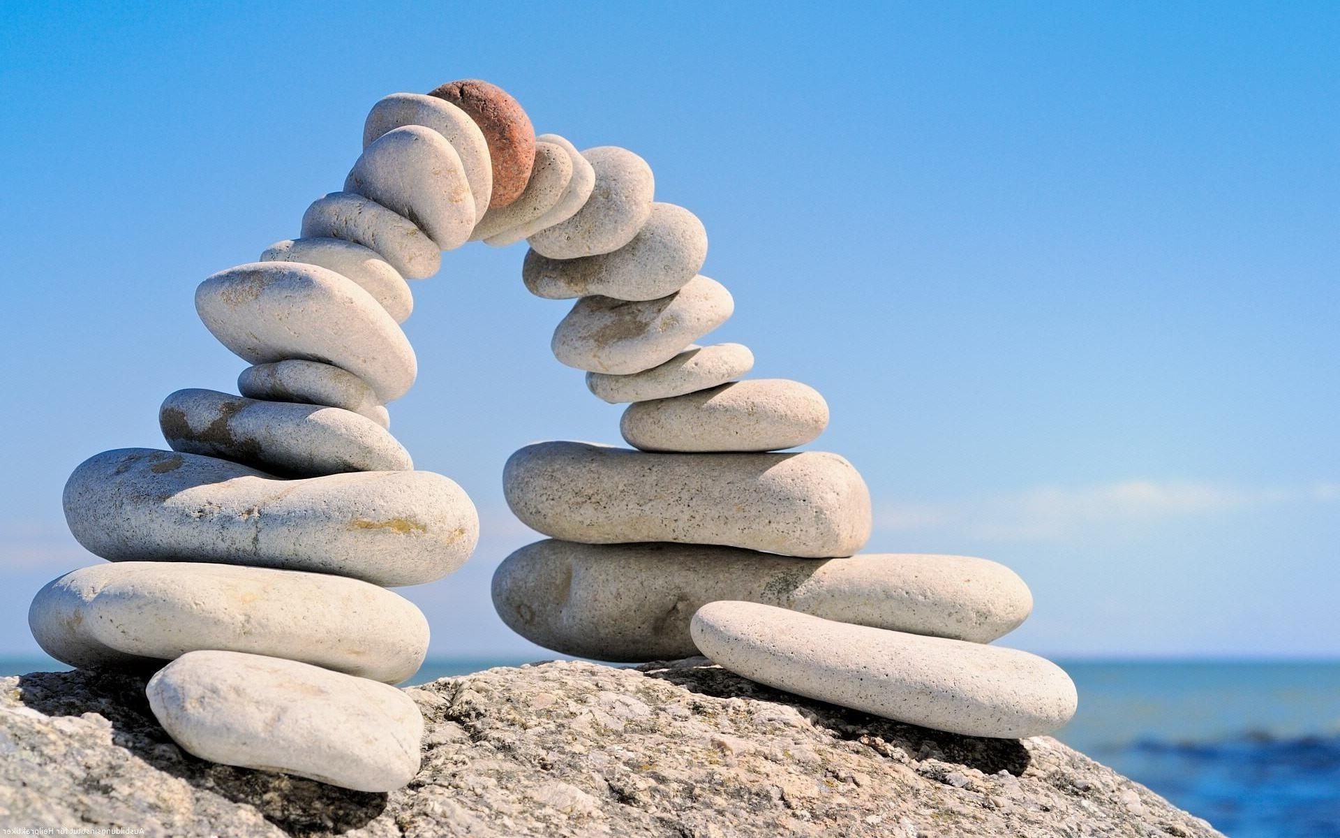 objekte zen balance stabilität meditation harmonie kopfsteinpflaster boulder rock stein strand gelassenheit entspannung stacks verbindung frieden glatt einfachheit meer natur kies