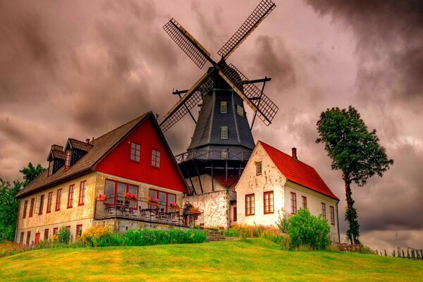 Maisons et chalets sous un ciel sombre