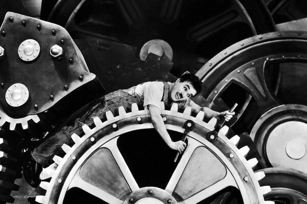 Charlie Chaplin startet den Motor der Maschine