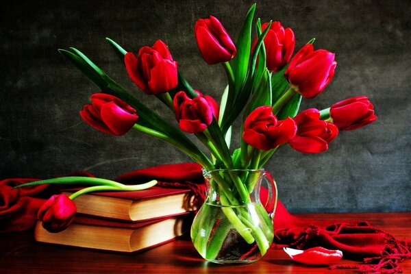 Stillleben. Die Bücher. Tulpen in einer Vase