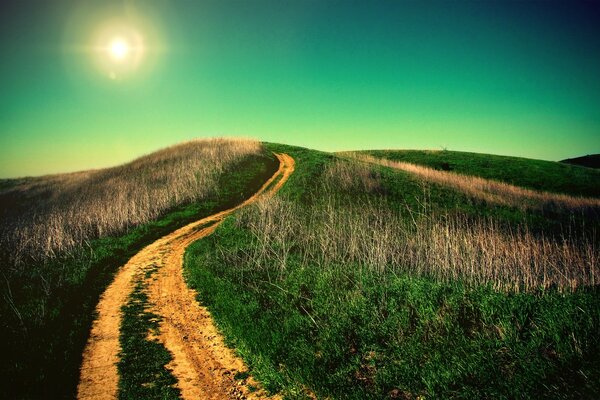 Longue drague sur les collines sous le ciel bleu