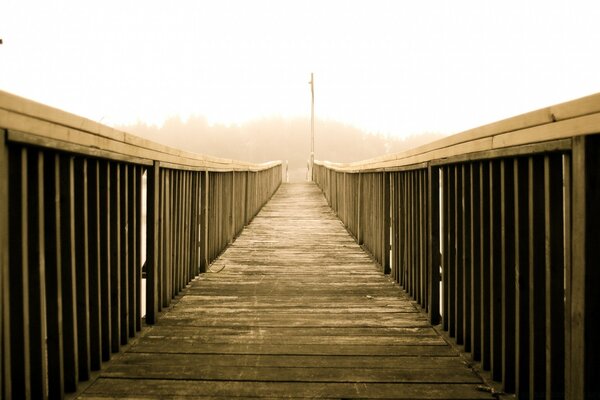 Vintage pont paysage avec brouillard