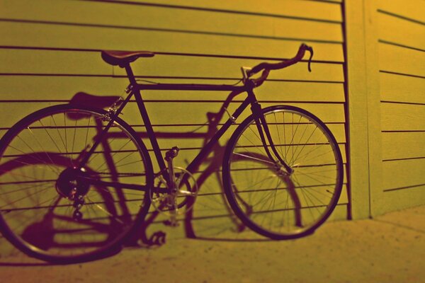 Vintage Fahrrad an der Wand in grüngelber Farbe