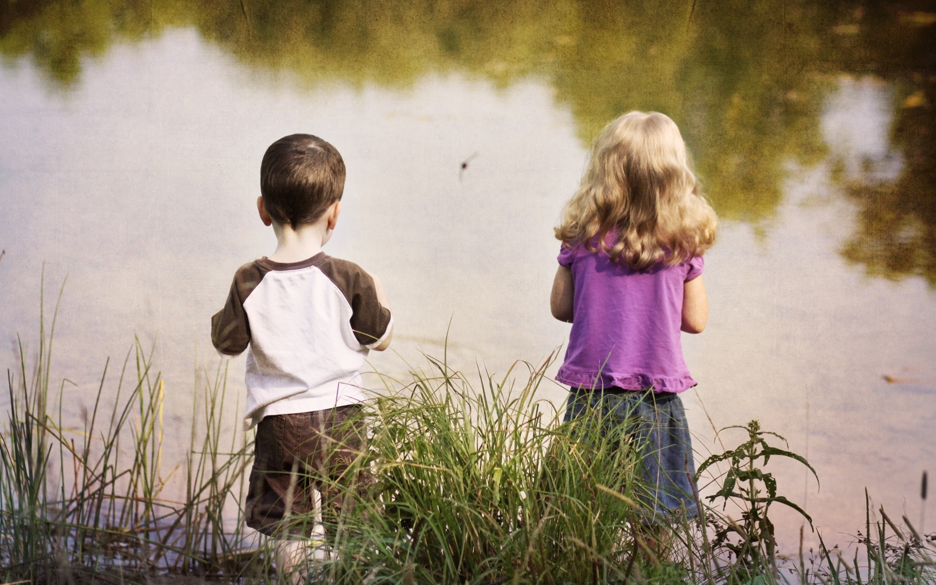 jahrgang kind mädchen natur glück freude liebe junge gras park lebensstil erholung im freien zwei jugendliche kind kind blond zusammengehö rung