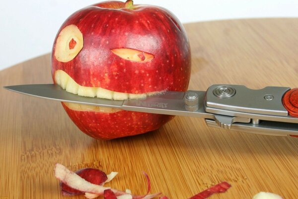 Manzana con cuchillo humor y sátira