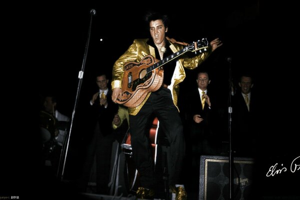 Elvis Presley mit Gitarre auf der Bühne