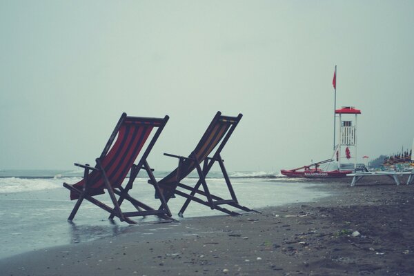 Zwei Liegestühle am Strand