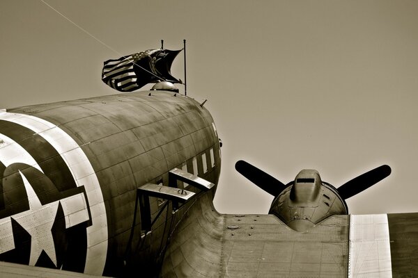 Schwarz-Weiß-Foto eines Militärflugzeugs