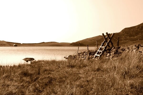 Foto antiga de um lago tranquilo