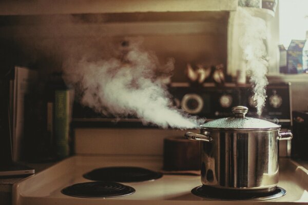 Dans la cuisine, une casserole d eau bout