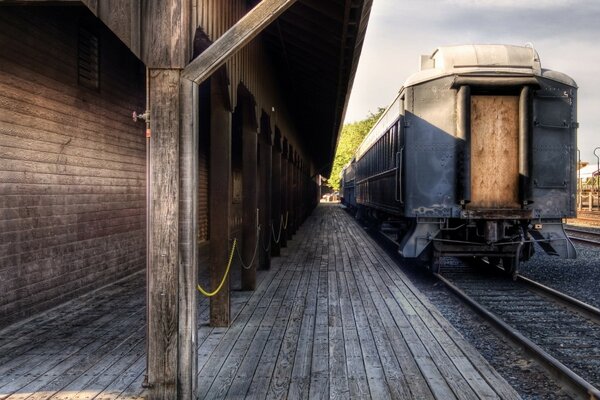 قطار عتيق في محطة القطار الخشبية