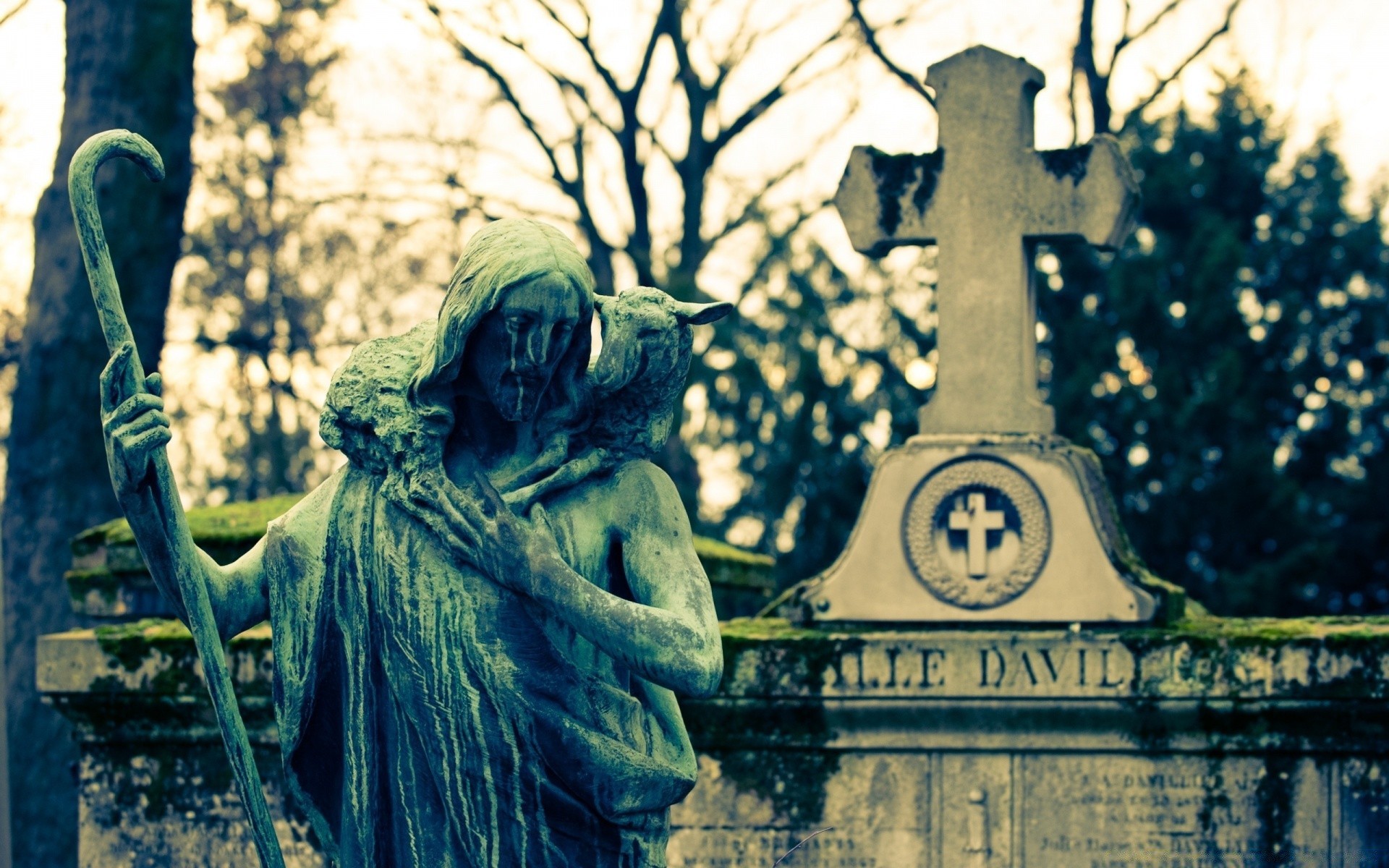 vintage statue à l extérieur sculpture voyage art cimetière monument architecture religion vieux parc arbre ville ciel un