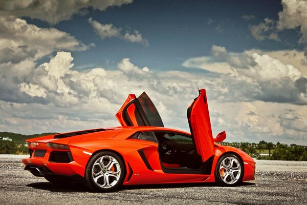 Coche deportivo de color naranja contra el cielo