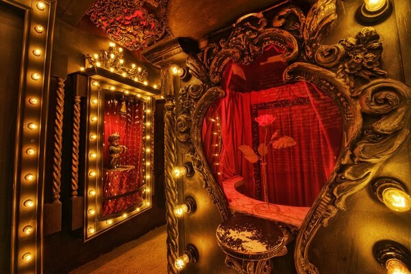 Golden room with red curtains and mirrors