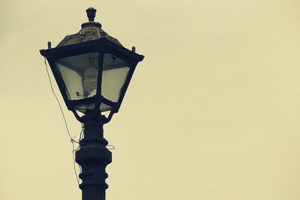 La lámpara no brilla, pronto el atardecer, solo hay oscuridad por delante. ¿Dónde estás, luz? Puede que no seas tú, pero todo es oscuridad.