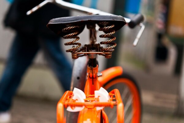 Fahrrad orange im Freien