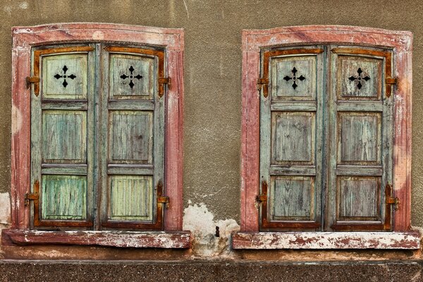 Fenêtres Vintage sur mur de béton