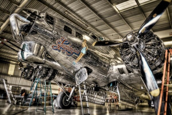 Eisenflugzeug im Hangar zur Reparatur