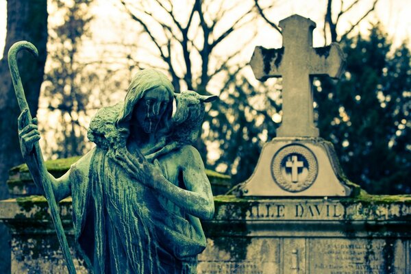 Das Denkmal des Heiligen auf dem Stadtfriedhof