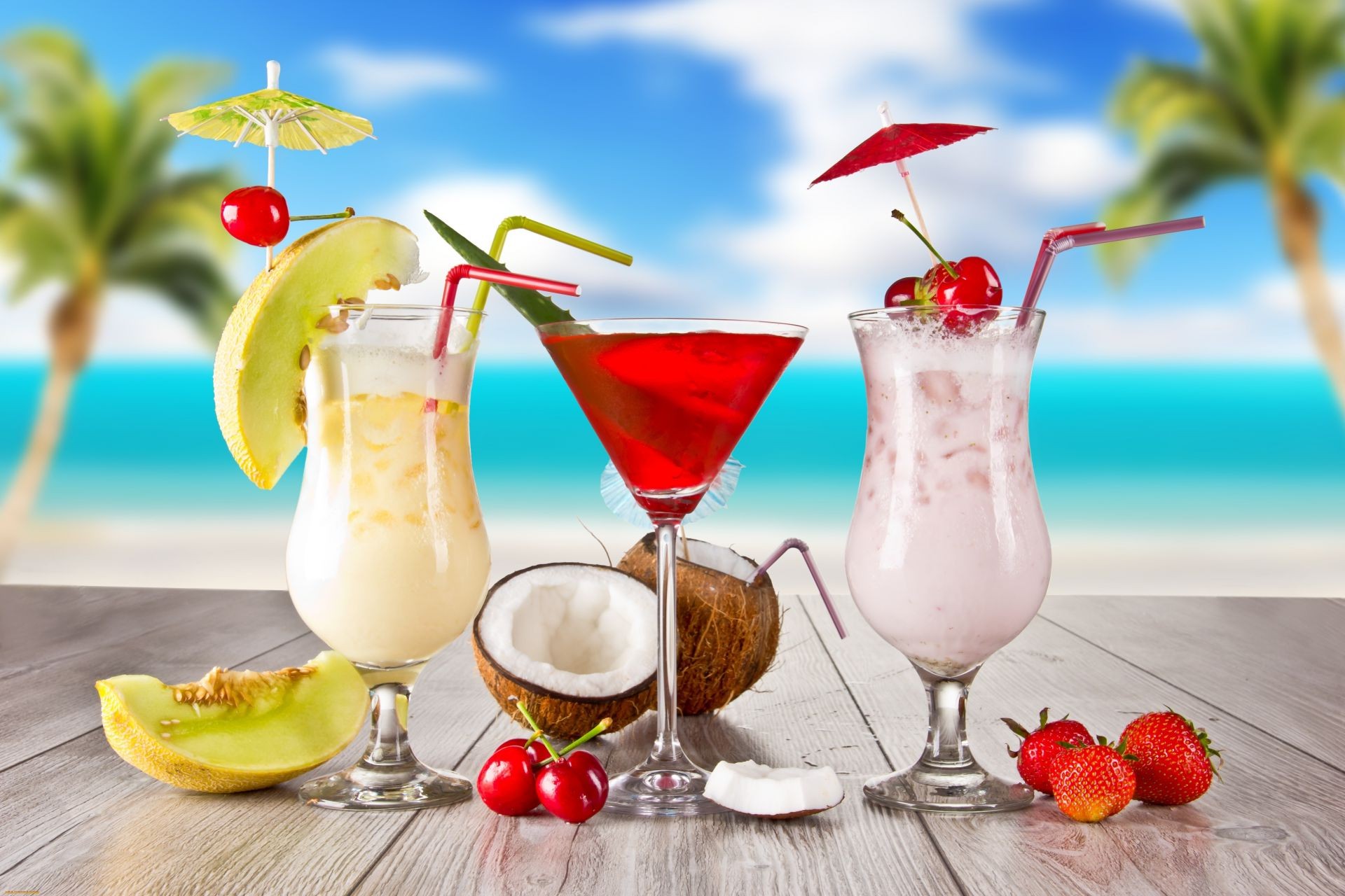 bebidas cóctel tropical jugo verano fruta vidrio hielo frío menta beber fresa dulce baya refresco cereza leche paja delicioso