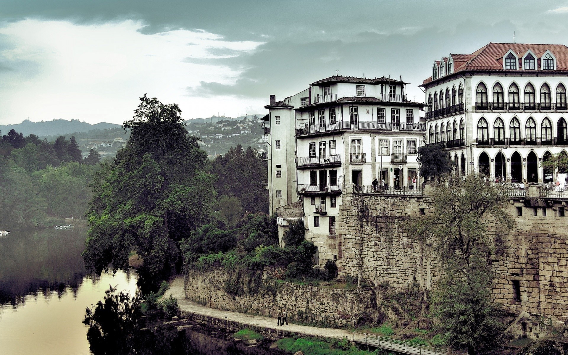 jahrgang architektur reisen alt haus schloss antiker haus im freien fluss tourismus himmel gotik stadt historisch baum sehenswürdigkeit wasser