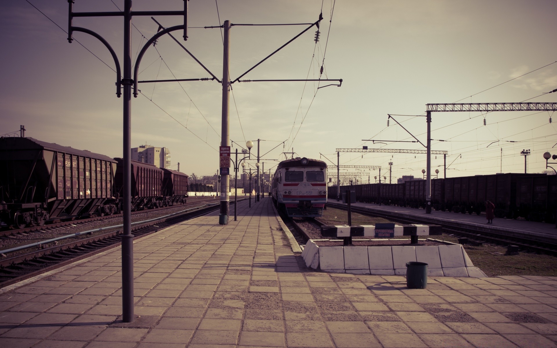 vintage trem ferrovia sistema de transporte estação viagem ponte cidade carro urbano luz plataforma cortiça rua pôr do sol céu estrada trilha