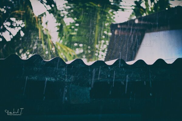 Illustration, la pluie dégoulinant sur le toit