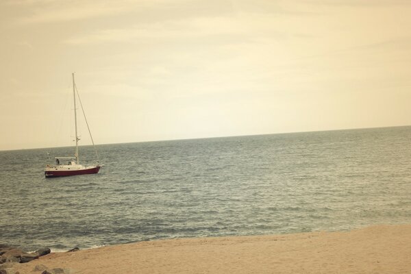 Eine kleine Yacht im ruhigen Meer