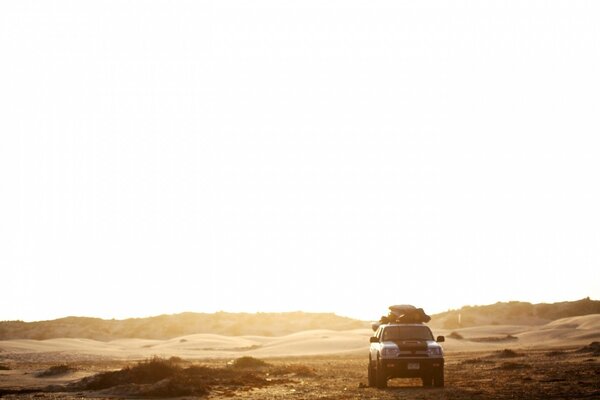 Um carro solitário percorre o deserto