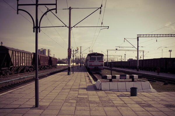 Bahnhof mit Zügen und Waggons