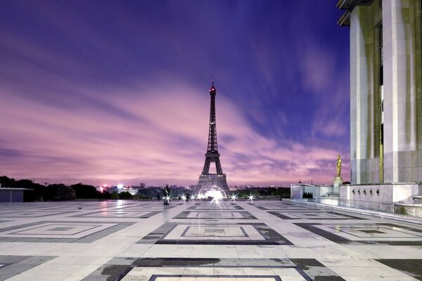 , Tour Eiffel à travers la place dans les rayons du coucher du soleil