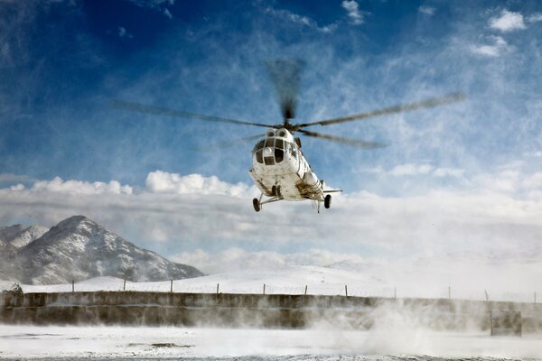 Hubschrauber am blauen Himmel im Winter