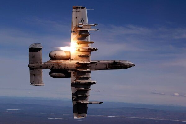 Avión en el cielo realiza acrobacias aéreas