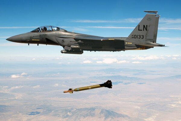 Un avion militaire lance un missile