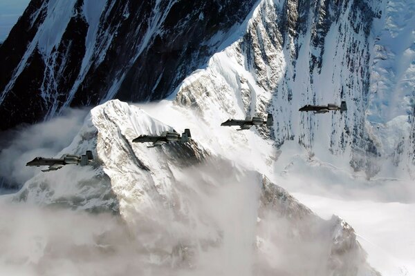 Aviones de combate en el fondo de las montañas