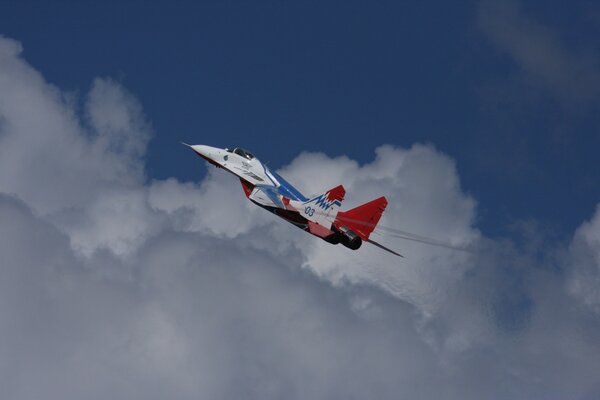 Avion dans le ciel. Un autre vol