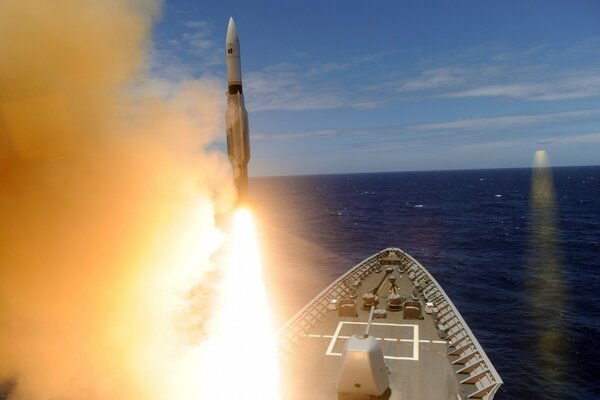 Razzo spaziale lanciato sul mare