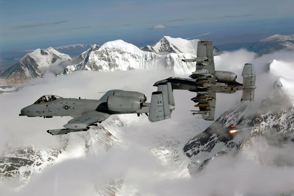 Aviación militar en las montañas