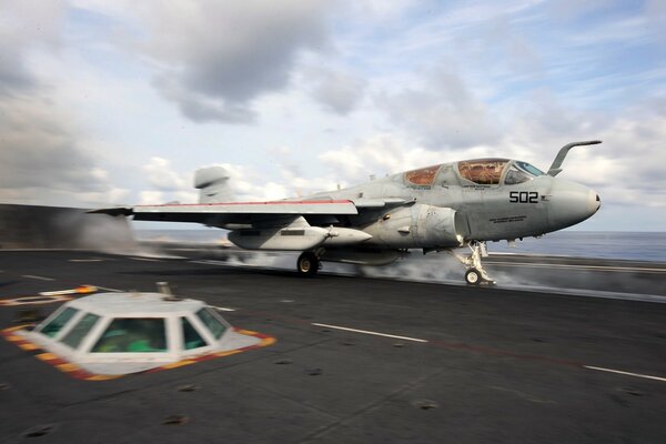 Prowler lance depuis le pont de vol USS Dwight D. Eisenhower