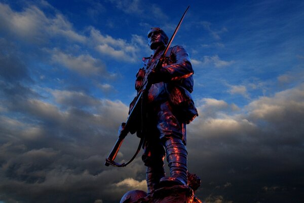 Homme avec des armes sur fond de ciel nuageux